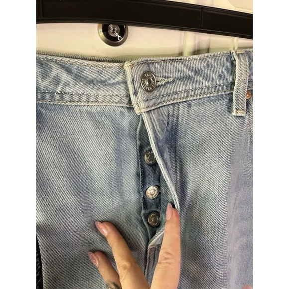 PAIGE NWT Women's Noella Cutoff Shrt Cvrd Btnfly Size 32 Light Denim - Picture 5 of 9